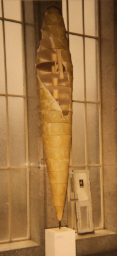 "Der Traum vom Fliegen"  mit Sockel ca. 4m hoch; Detailaufnahme  Material: Holz, Leinwand, Bienenwachs